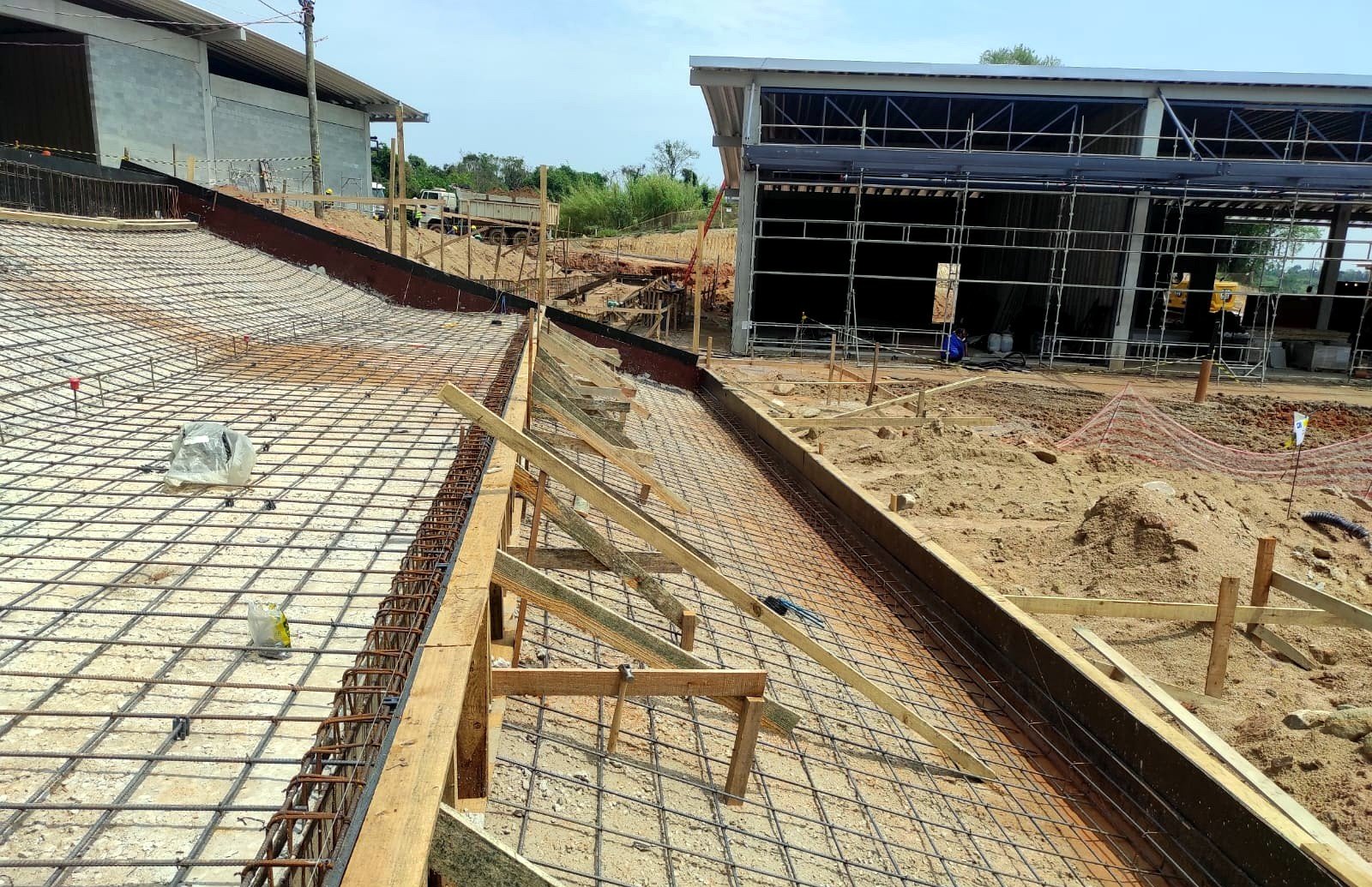 Armação e formas para concretagem de infraestrutura em obra em Vinhedo/SP